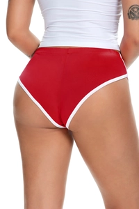 Rückansicht roter Sportshorts mit weißem Rand zeigt Passform und Push-up-Effekt am Modell