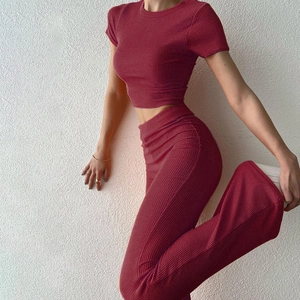 Dettaglio del set in maglia a coste bordeaux con top corto e pantaloni a zampa a vita alta