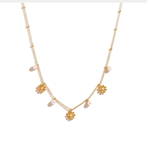 Vue détaillée du collier plaqué or 18 carats avec marguerites et perles blanches