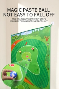 Detalle del tapete de golf infantil con bolas adhesivas mostrando la superficie de agarre