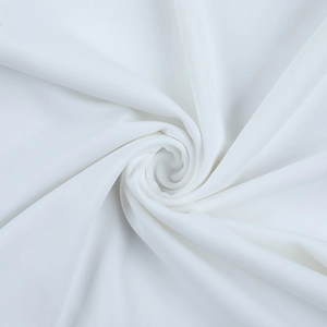 Dettaglio macro del tessuto bianco pregiato con eleganti pieghe a spirale e ombre morbide