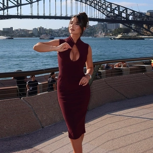 Détail de l'encolure évidée bordeaux sur une robe ajustée sans manches style vintage