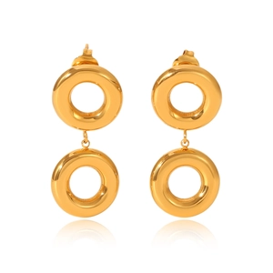 Détail de boucles d'oreilles double anneau en acier plaqué or 18K sur fond blanc réfléchissant