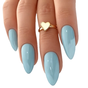 Anello minimalista a cuore dorato su dito con unghie finte a mandorla azzurre lunghe
