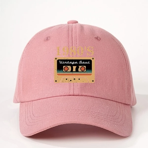 Verstellbare rosa Baseballkappe mit Retro 1980er Kassettenprint und Vintage-Slogan