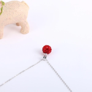 Makroaufnahme der S925 Silberkette mit rotem Pavé-Kristall-Diskokugel-Anhänger
