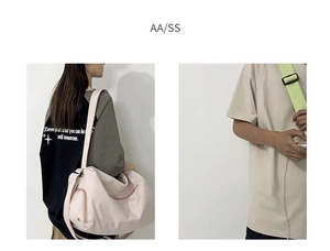 Sac de sport rose grande capacité présenté en porté épaule et en bandoulière sur modèle