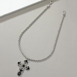 Collier hip hop punk avec chaîne torsadée argentée et pendentif croix en pierres noires
