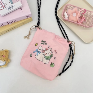 Detail der rosa Leinentasche mit Katzenstickerei und verstellbarem gewebtem Gurt