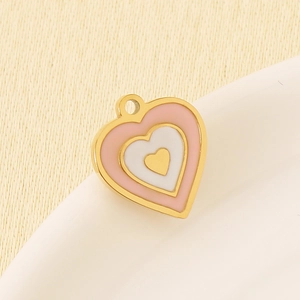 Détail macro du pendentif cœur plaqué or 18K avec émail rose et blanc multicouche