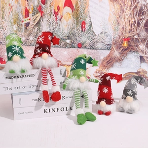 Set di cinque gnomi natalizi luminosi con cappelli a maglia su libri bianchi