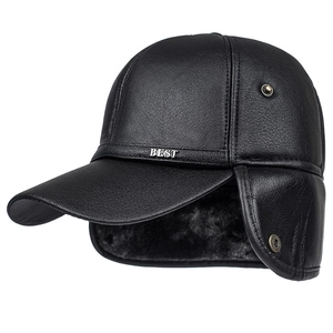 Schwarze Wintermütze für Herren mit Ohrenschutz, warmem Fleecefutter und Metalldetail