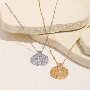 Detail der 18K Gold- und Silber-Sonnenanhänger mit Perlen auf Satellitenketten