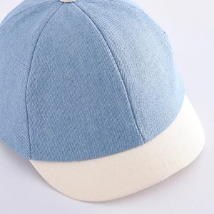 Berretto da baseball bicolore blu e beige in cotone per bambini con visiera corta e cuciture