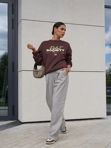 Sweat oversize marron à col rond avec imprimé rétro et pantalon large gris chic
