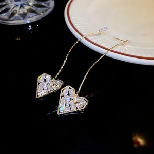 Eleganti orecchini a cuore dorati con nappe e zirconi bianchi dal design a goccia lungo