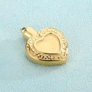 Détail macro du pendentif cœur doré avec finition polie sur fond bleu texturé