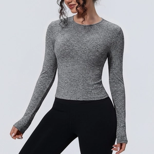 Détail du haut de yoga gris à manches longues en tissu chiné respirant et extensible