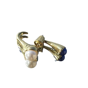 Pendientes bañados en oro con piedra natural azul y perlas blancas en un diseño curvo