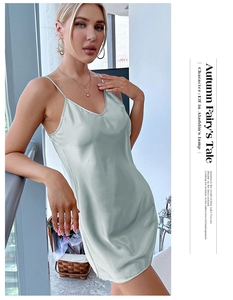 Détail d'une robe nuisette en satin bleu clair avec col en V et fines bretelles au balcon