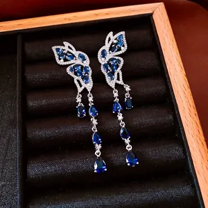 Boucles d'oreilles papillon en zircone avec pompons et pierres bleues en forme de poire