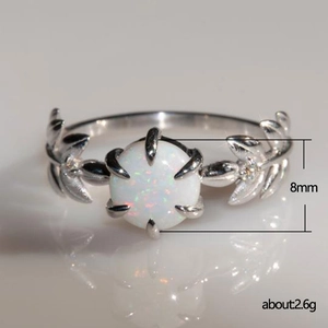 Anello foglia minimalista con opale sintetico da 8 mm con finitura in argento