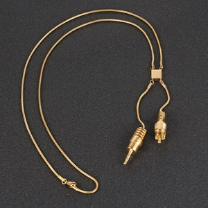 Dettaglio collana a catena serpente dorata con ciondoli a spina audio per stile hip hop trendy