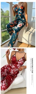 Détail d'un pyjama en satin de soie avec imprimé floral en vert foncé et bordeaux