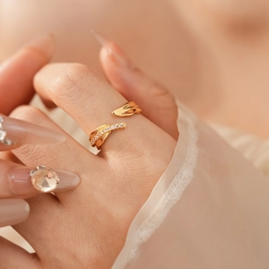Gros plan d'une bague feuille plaquée or avec zircons pavés et détails fins