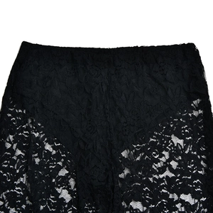 Dettaglio del pizzo floreale nero sui pantaloni che mette in risalto la trama