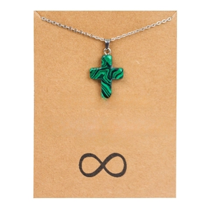 Détail d'un pendentif croix en pierre naturelle verte avec chaîne argentée sur carte cadeau