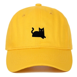 Gros plan sur une casquette jaune vif avec une broderie détaillée de chat noir