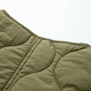 Detailaufnahme der Wellensteppung an der olivgrünen wattierten Jacke für Damen