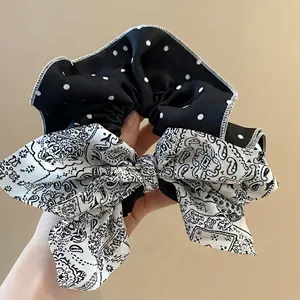 Chouchou à pois et nœud paisley en tissu noir et blanc pour coiffure élégante