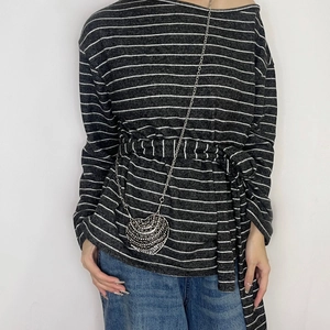 Detail of silver heart-shaped sequin crossbody bag with stylish metal chain strap