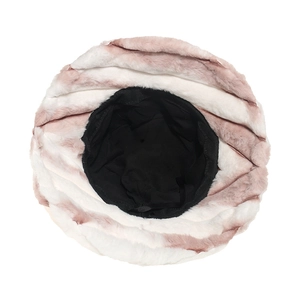 Détail du bob en peluche rose et blanc avec doublure intérieure chaude en tissu noir