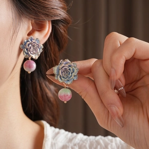 Boucles d'oreilles rose vintage français avec pétales dégradés et perles en verre