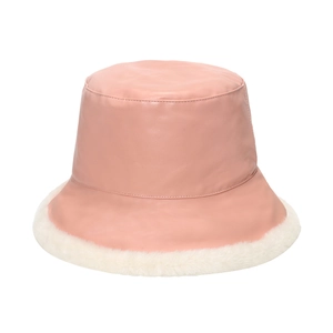 Détail de la calotte en similicuir rose et bord en fausse fourrure blanche d'un bob