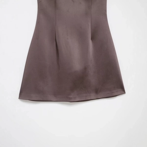 Robe dos nu en satin marron foncé tendance avec bordure élégante en plumes