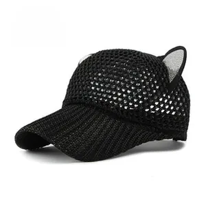 Detail van zwarte gebreide honkbalpet met mesh-textuur en schattige kattenoor-versiering