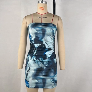 Détail du tissu à imprimé marbre bleu et blanc avec fronces latérales sur la robe bustier