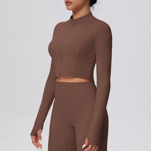 Details vom matten braunen Yoga-Set mit Daumenloch-Bündchen und hoher Sport-Leggings
