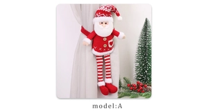 Dettaglio del ferma tende Babbo Natale lavorato a maglia con cappello nordico