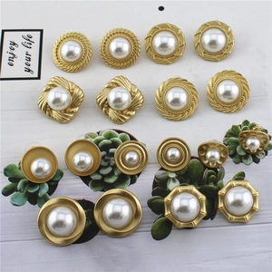 Boucles d'oreilles perles baroques vintage dorées mates aux textures géométriques variées