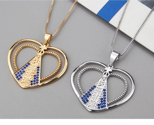 Détails de pendentifs en forme de coeur avec icône religieuse et zircons bleus