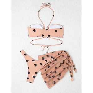 Détails du bikini rose avec motif cœur et paréo transparent en maille assorti