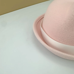 Detailansicht eines rosa JK-Filzhutes mit Ripsbandverzierung für Schuluniformen