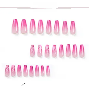 Gros plan d'ongles ballerine dégradés roses avec motifs marbrés à vagues blanches