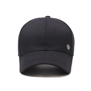 Minimalistische schwarze Baseballkappe für Herren mit rundem Metall-Logo an der Seite