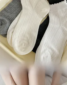 Détail de la bordure à volants sur des chaussettes en maille ajourée respirante